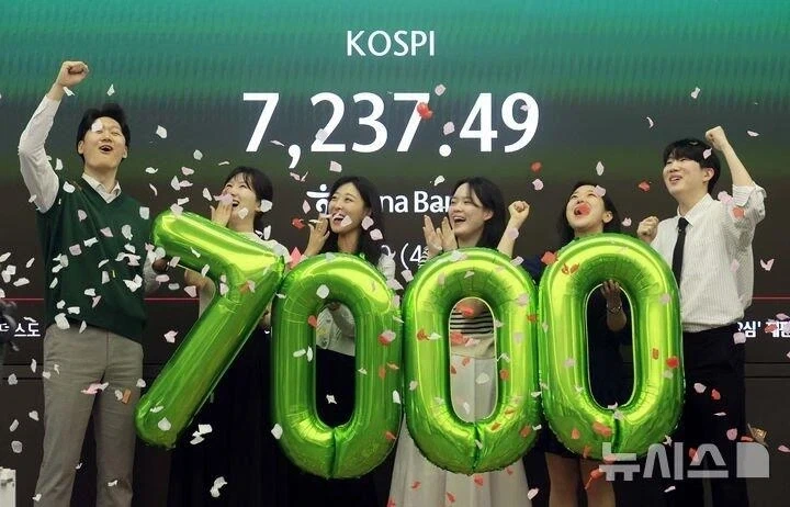 코스피 7000돌파 축하사진 특징.jpg_2.webp