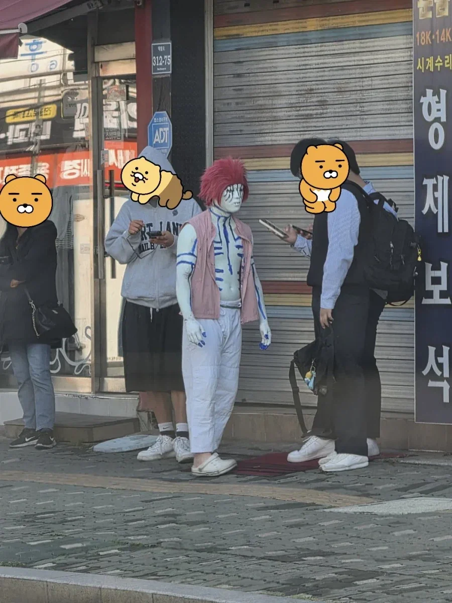 길거리에 나타난 아카자_1.webp
