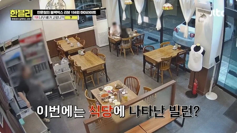 후진 하다가 식당 창문 박은 운전자.jpg_1.webp