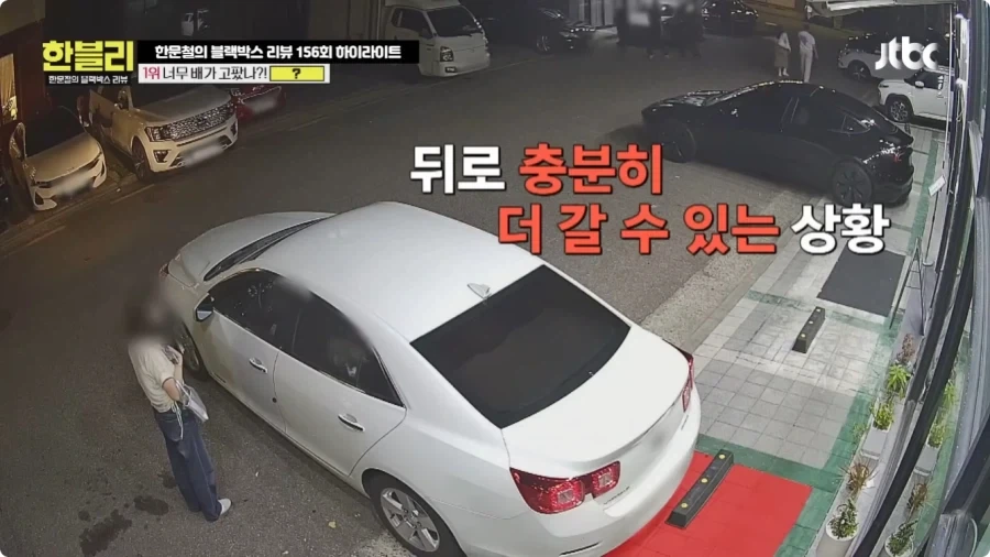 후진 하다가 식당 창문 박은 운전자.jpg_3.webp