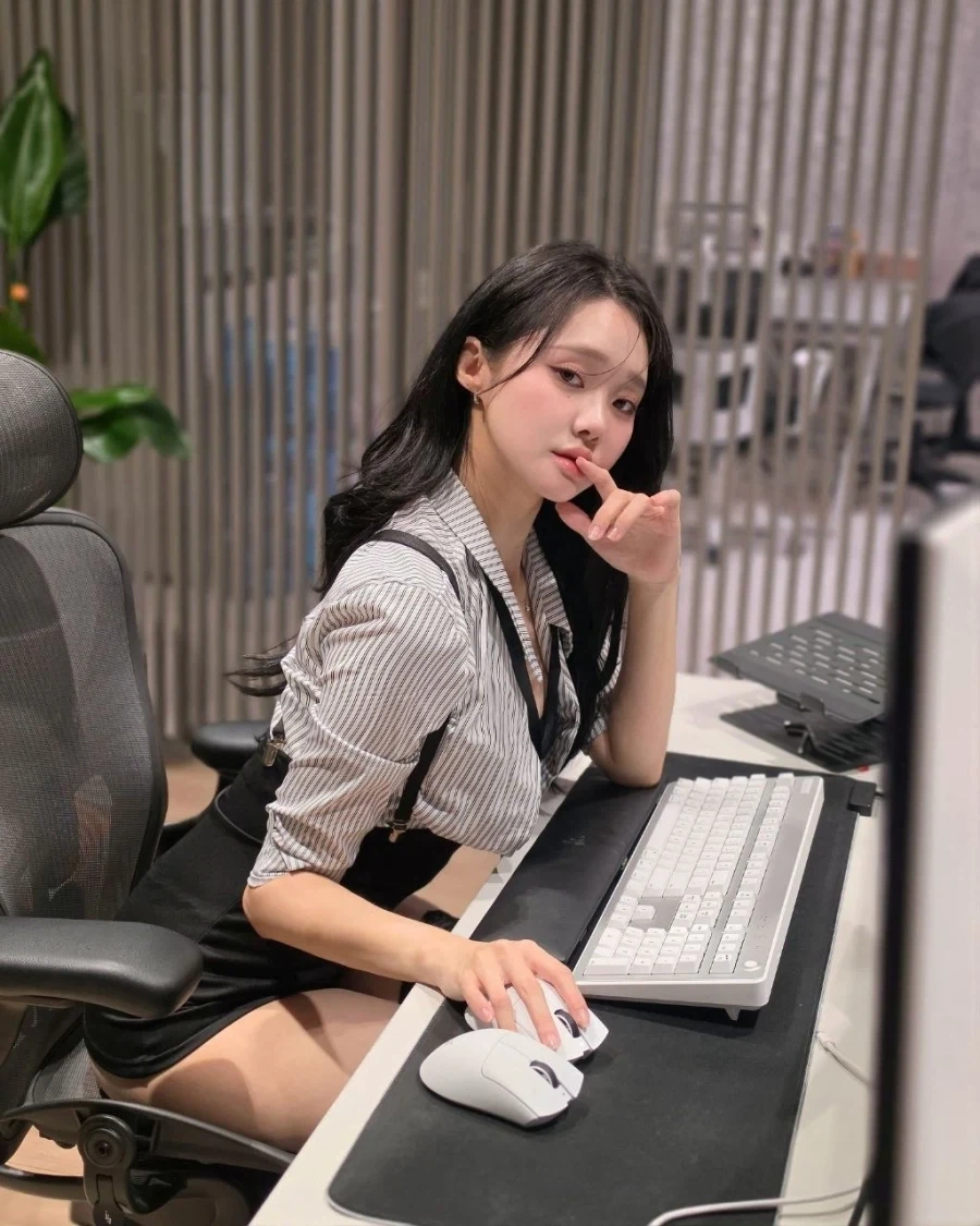 레전드 골반녀 이나의 오피스룩_1.webp