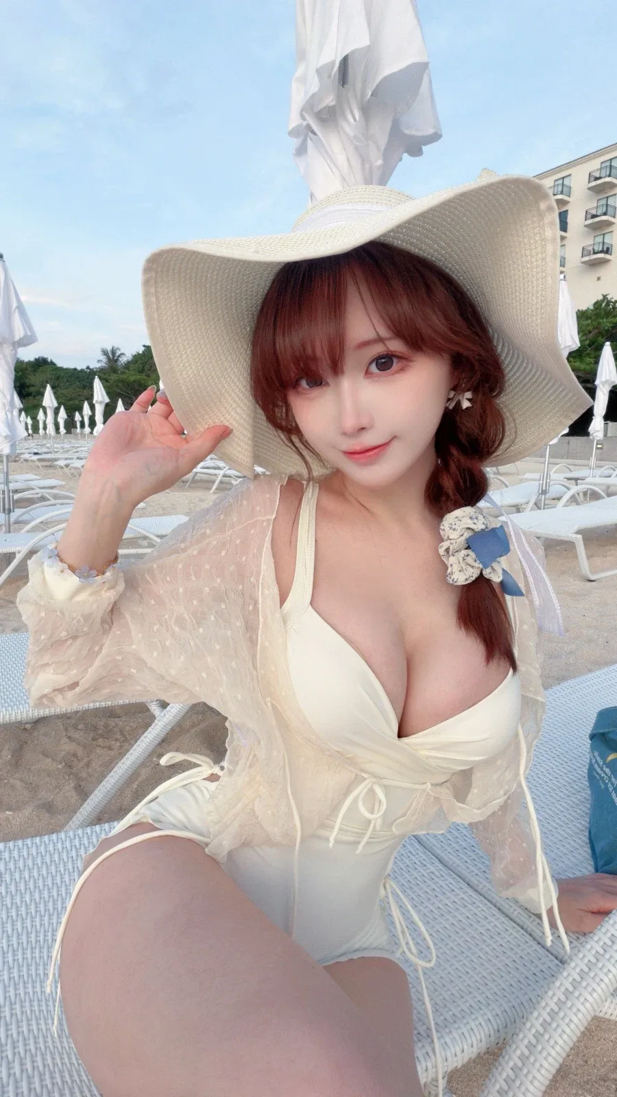 수영복을 입은 여성_1.webp
