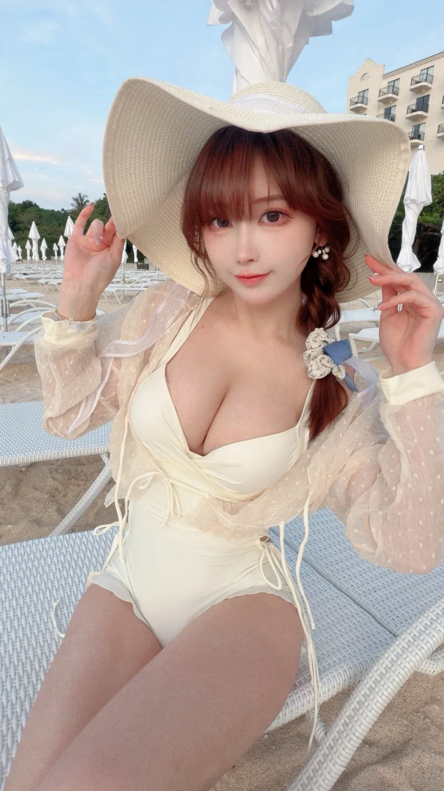 수영복을 입은 여성_2.webp