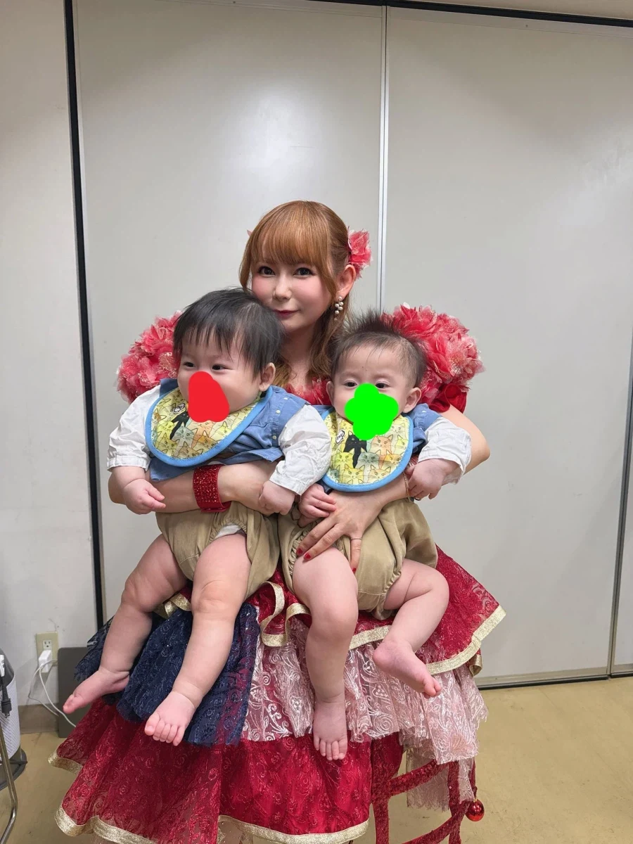 쌍둥이 데리고온 41세 아이돌_1.webp