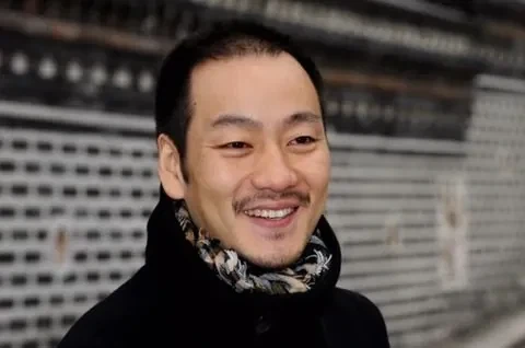 모발이식 후 초대박난 배우.jpg_3.webp
