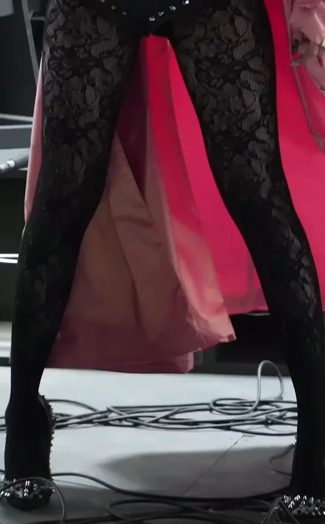 호불호 갈리는 복장 gif_1.webp
