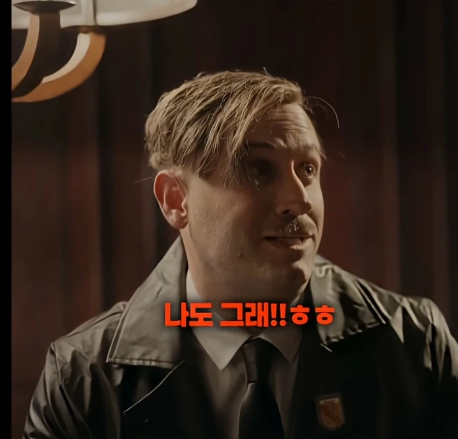 히틀러를 죽이러 온 시간여행자_11.webp