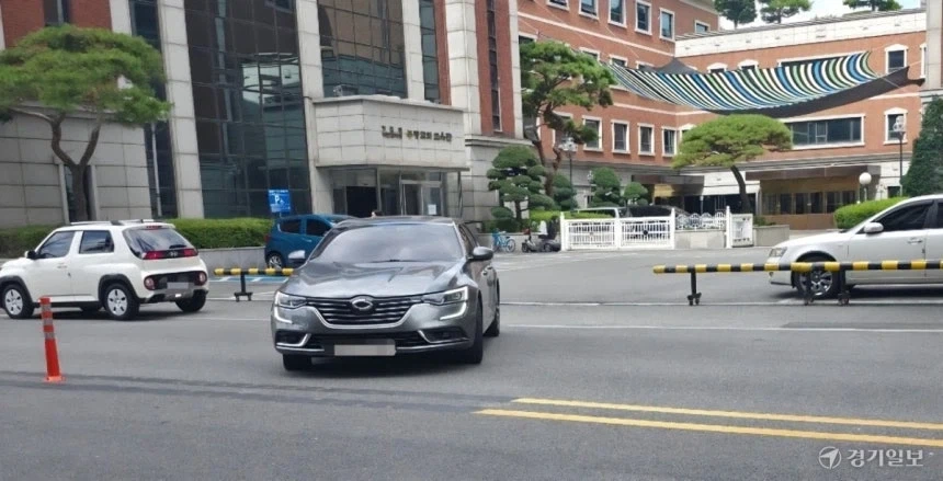 “차 진입 불편해서”…인천 부평감리교회, 도로 중앙선 ‘검은 페인트’로 지워_1.webp