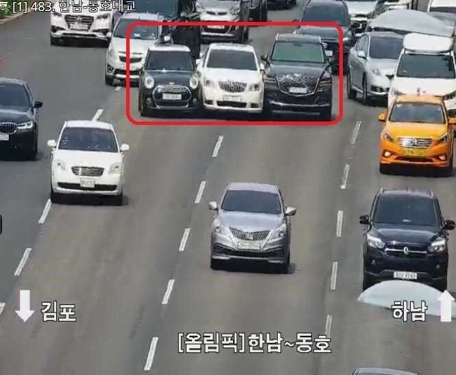 ???: 소리 지르면 뒤진다, 친구인 척해_1.webp