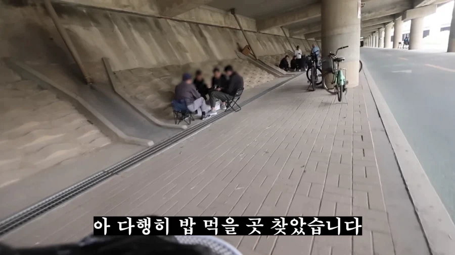 피크닉 나가서 닭 뜯는 유튜버.jpg_4.webp