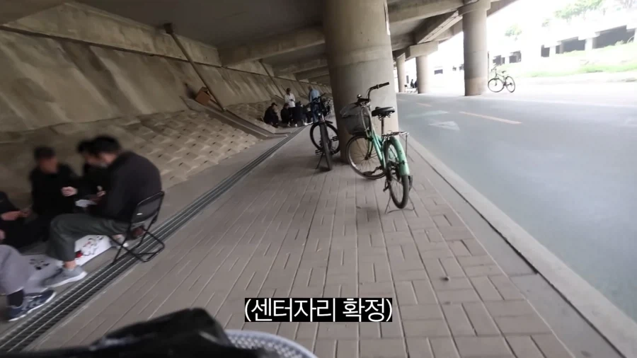 피크닉 나가서 닭 뜯는 유튜버.jpg_5.webp