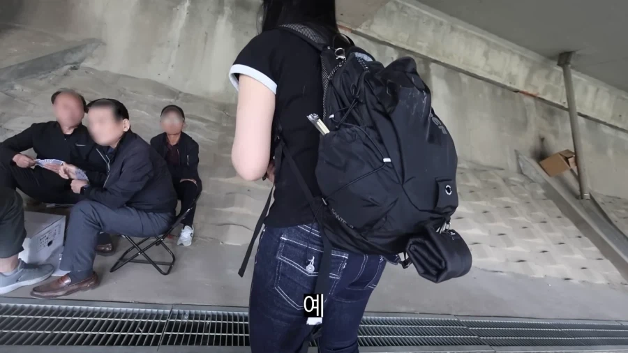 피크닉 나가서 닭 뜯는 유튜버.jpg_8.webp