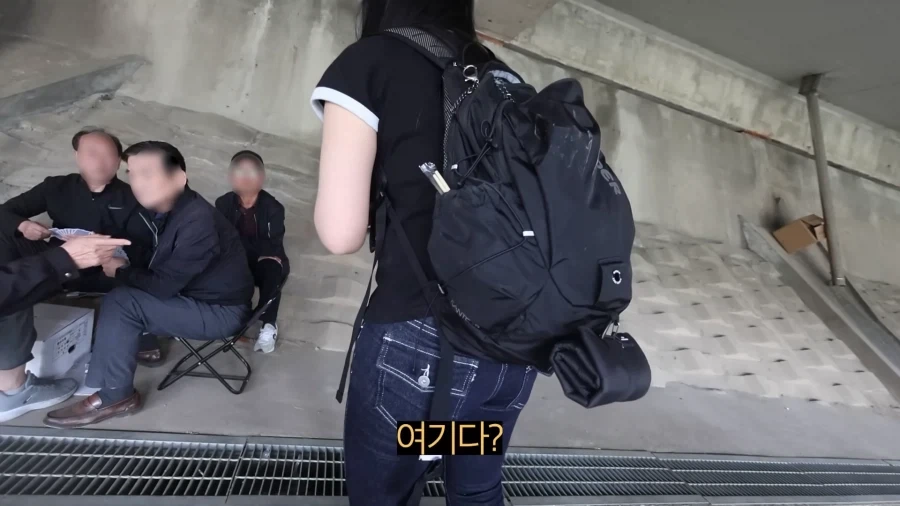 피크닉 나가서 닭 뜯는 유튜버.jpg_9.webp