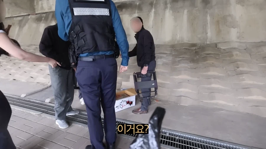 피크닉 나가서 닭 뜯는 유튜버.jpg_20.webp