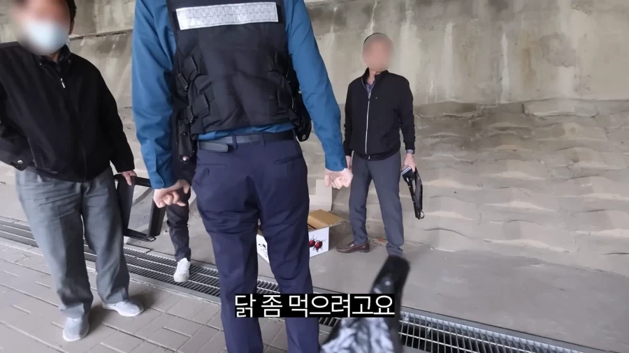 피크닉 나가서 닭 뜯는 유튜버.jpg_21.webp