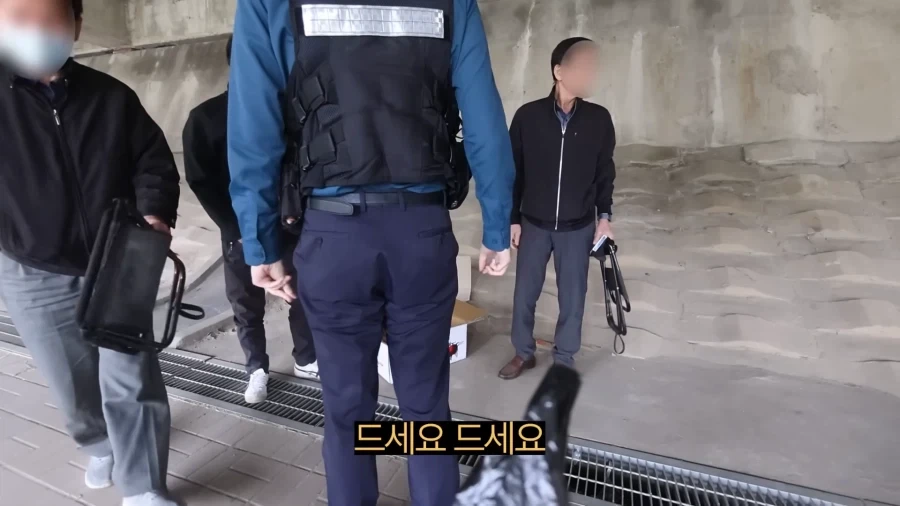 피크닉 나가서 닭 뜯는 유튜버.jpg_23.webp