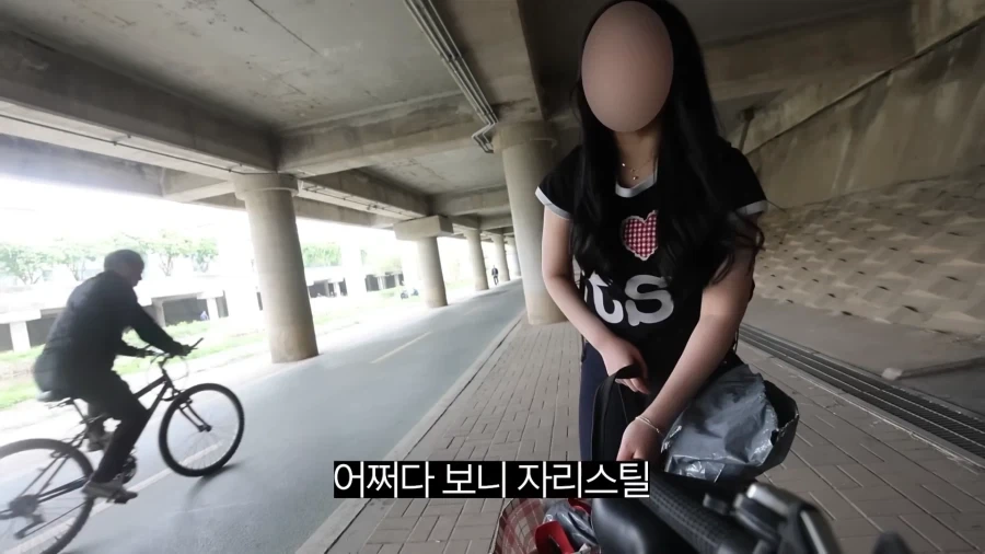 피크닉 나가서 닭 뜯는 유튜버.jpg_24.webp