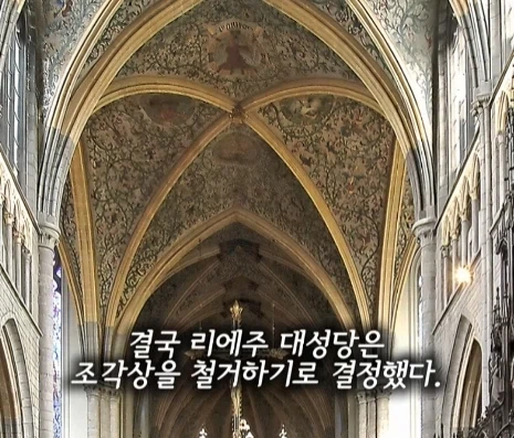너무 섹시해서 추방된 조각상.jpg_7.webp