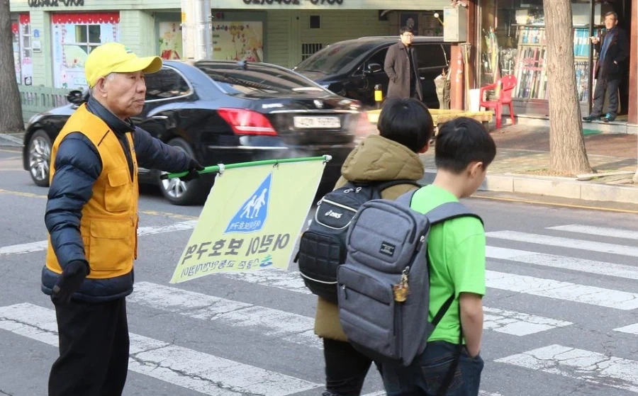괜히 어른마저 눈치보게 만드는 인도 위의 절대자_1.webp