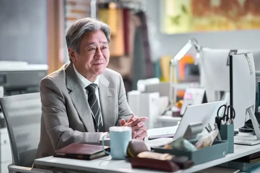 최민식 한소희 영화 인턴 스틸컷_2.webp