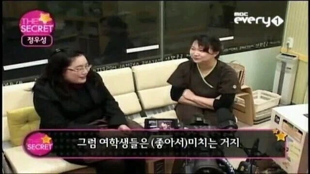 잘생긴 알바 한명이 가게 매출에 끼치는 영향_3.webp