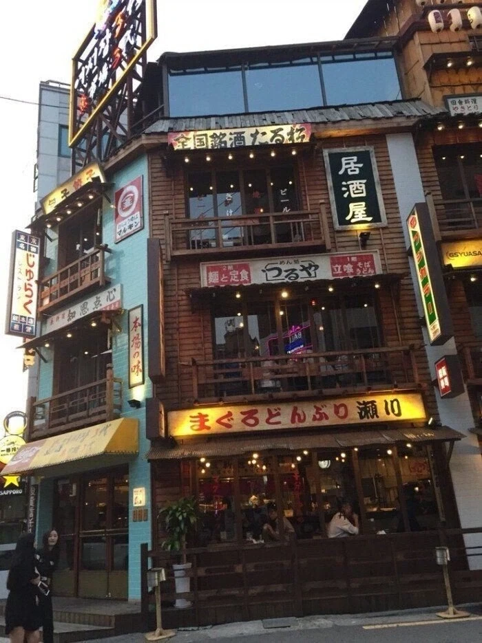 한국과 일본 간판 사진_1.webp