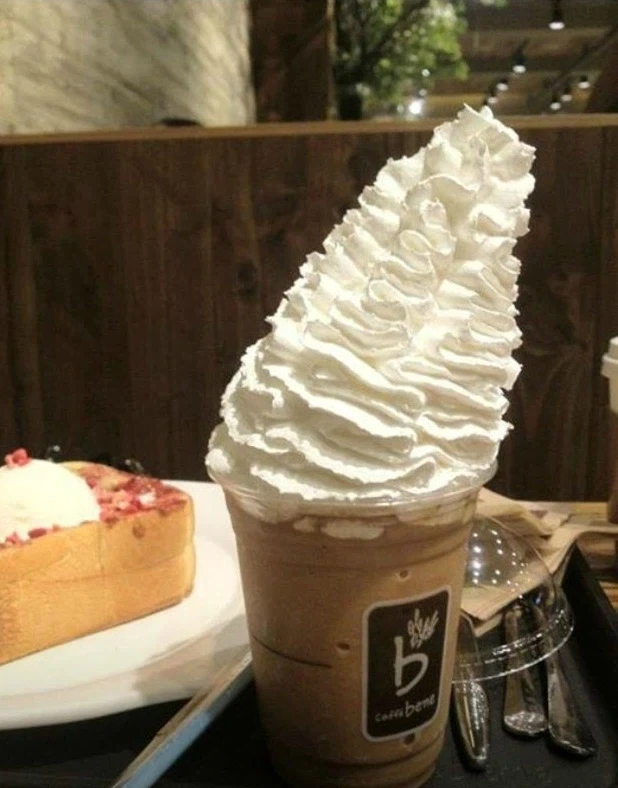 알바님이 퇴근하고 싶은 마음만큼 휘핑크림 얹어주세요!_1.webp