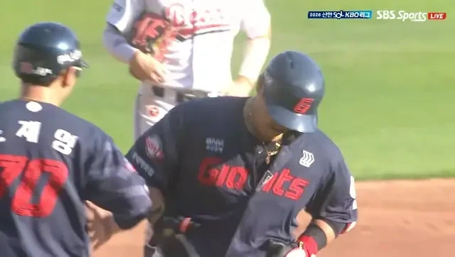 KBO] 94타수만에 첫홈런 치는 4번타자!!_1.webp