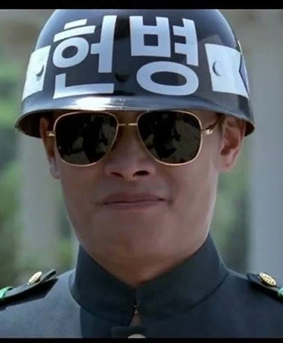 자기 이름 거꾸로 써놓고 좋다고 웃는 동네 바보형_1.webp