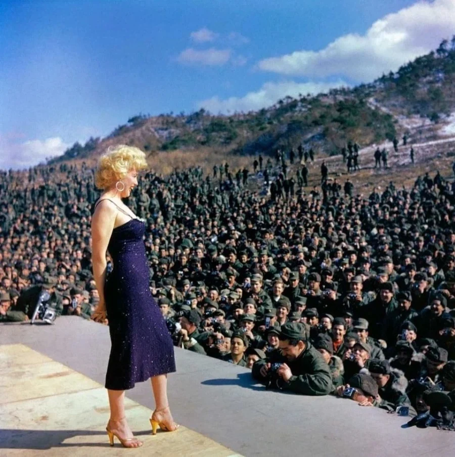 한국전쟁 직후 미군 위문공연 중인 마릴린 먼로️ (1954년)_2.webp