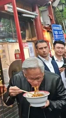 한국와서 치킨 서빙 하던 사장님._2.webp