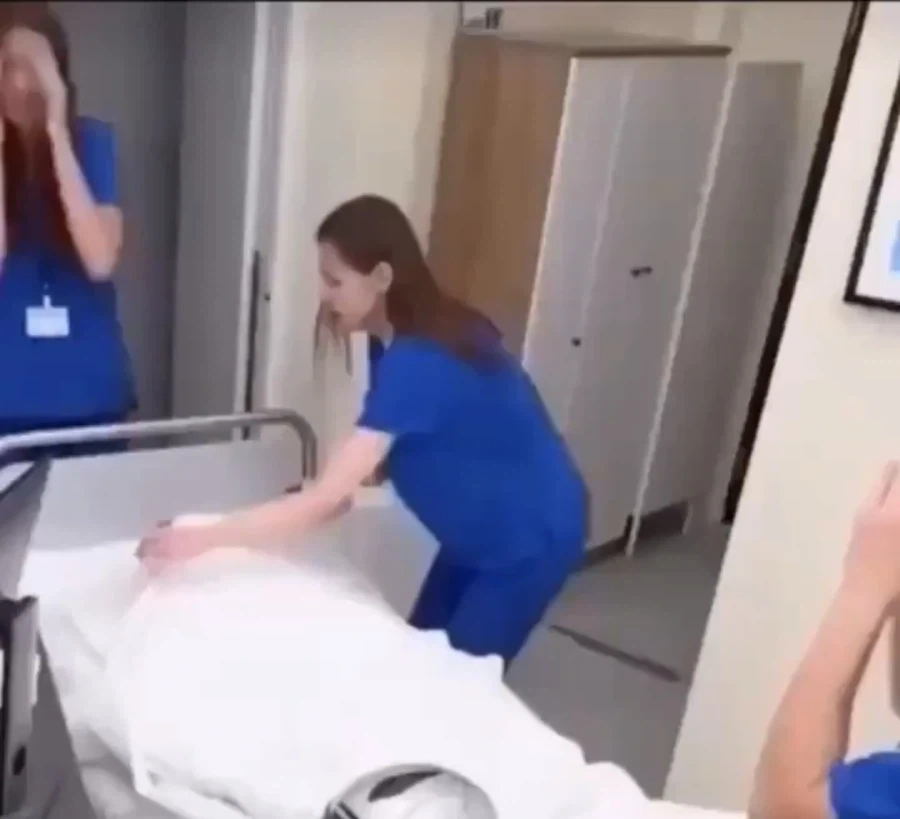 프로포즈를 했는데 꽃다발로 처맞은 남성_1.webp