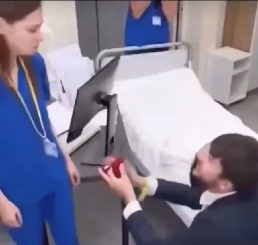 프로포즈를 했는데 꽃다발로 처맞은 남성_7.webp