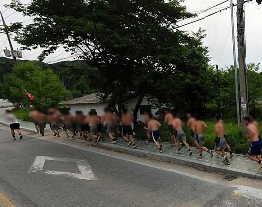 선두가 깃발들고 달리는 시골 러닝크루_1.webp