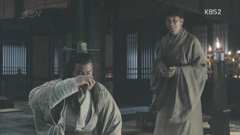 음식점 사장님 : 당신이 여기 전세 냈어? 사람을 왜 내쫓아내_11.webp