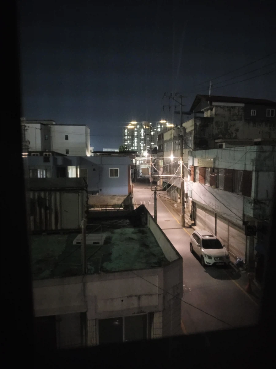 집 주변 뭔가 게임 배경같다_3.webp