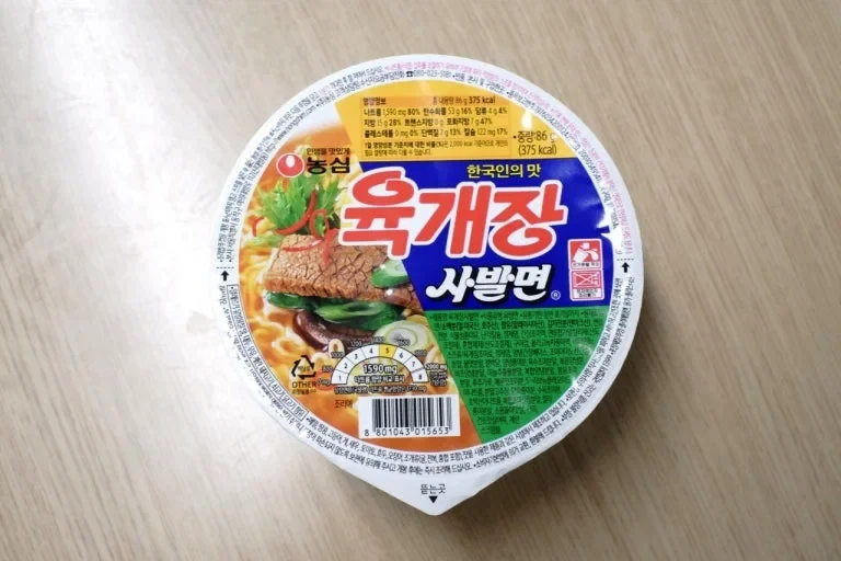 한국인의 사발면 난제.jpg_1.webp