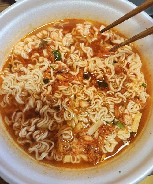 한국인의 사발면 난제.jpg_4.webp