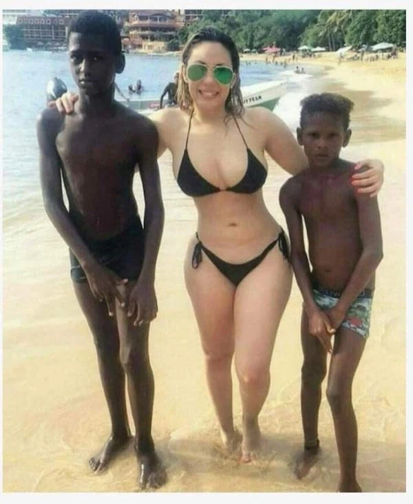 백인 누나 한테 괴롭힘 당하는 흑인 아이들...._1.webp