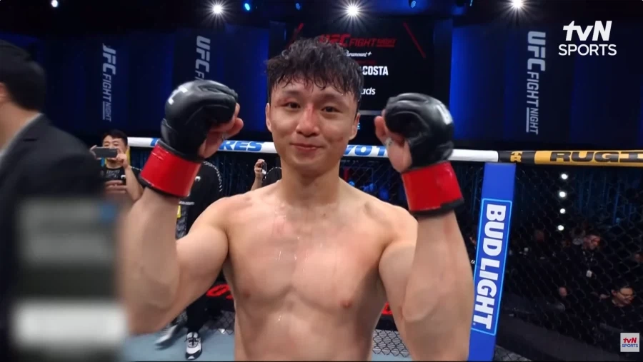 (UFC) 경기 후 정찬성과 포옹하는 최두호.jpg_1.webp