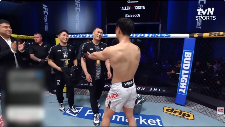 (UFC) 경기 후 정찬성과 포옹하는 최두호.jpg_2.webp
