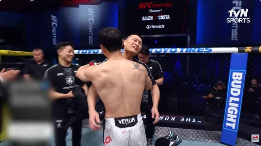 (UFC) 경기 후 정찬성과 포옹하는 최두호.jpg_3.webp