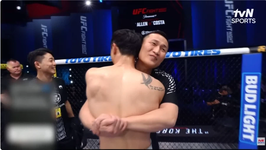 (UFC) 경기 후 정찬성과 포옹하는 최두호.jpg_4.webp