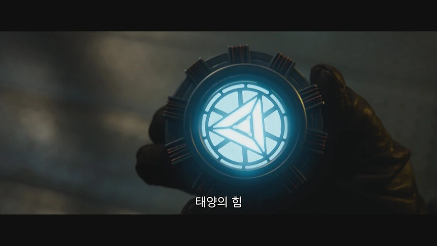 MCU) 피터에게 말하지만 관객과도 대화하는 느낌을 주는 장면_1.png