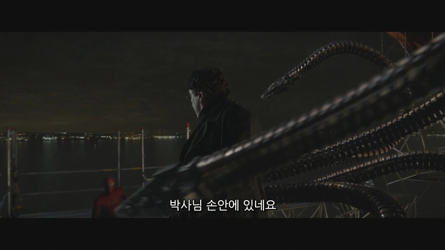 MCU) 피터에게 말하지만 관객과도 대화하는 느낌을 주는 장면_3.png