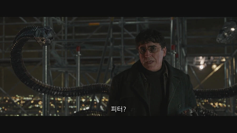 MCU) 피터에게 말하지만 관객과도 대화하는 느낌을 주는 장면_4.png