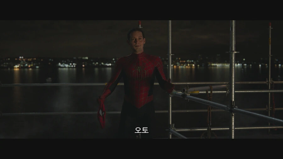MCU) 피터에게 말하지만 관객과도 대화하는 느낌을 주는 장면_5.png