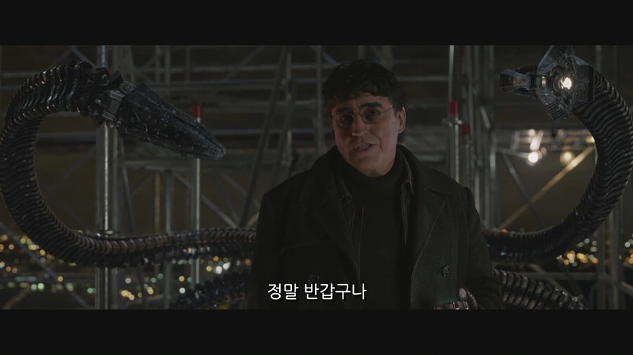 MCU) 피터에게 말하지만 관객과도 대화하는 느낌을 주는 장면_6.png