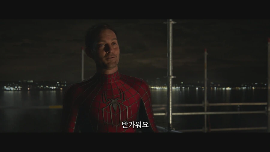 MCU) 피터에게 말하지만 관객과도 대화하는 느낌을 주는 장면_7.png