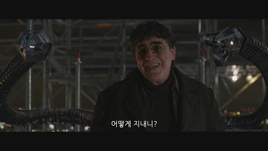 MCU) 피터에게 말하지만 관객과도 대화하는 느낌을 주는 장면_10.png
